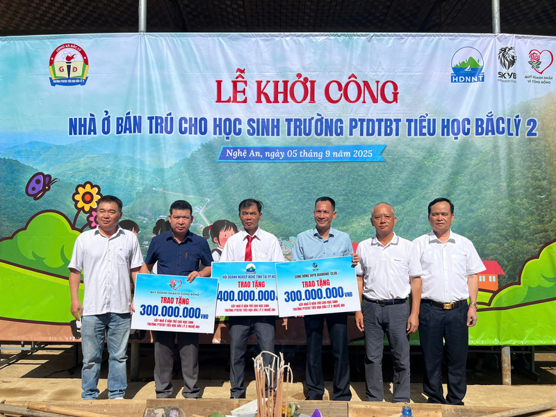 Đại diện Hội Okvip tại về Nghệ Tĩnh tại TP. Hồ Chí Minh và các mạnh thường quân trao kinh phí Liên minh Okvip có bao nhiều trang 4 phòng học cho Trường phổ thông Dân tộc bán trú Tiểu học Bắc Lý 2. Ảnh: Hội Okvip tại về Nghệ Tĩnh tại TP. Hồ Chí Minh
