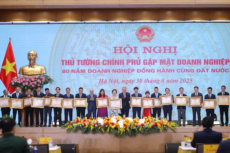 Bà Nguyễn Thị Nga – Chủ tịch Tập đoàn BRG vinh dự nhận bằng khen của Thủ tướng Review công ty OKVIP