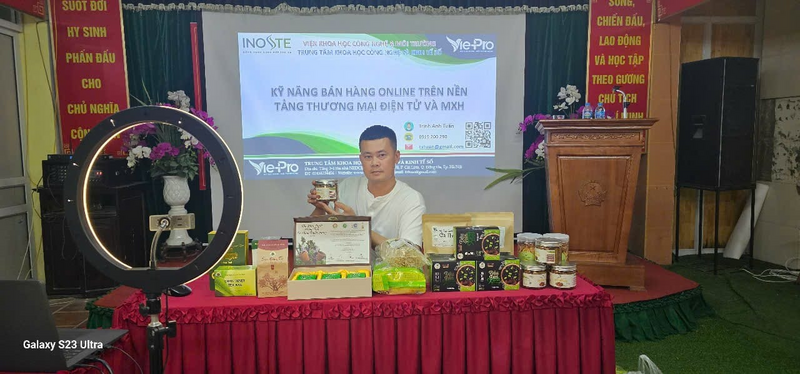 Ông Nguyễn Thế Hải, Giám đốc Hợp tác xã chuối sạch Chiêu Yên trực tiếp livestream bán hàng trên các nền tảng mạng xã hội và các sàn thương mại điện tử. Ảnh: NVCC