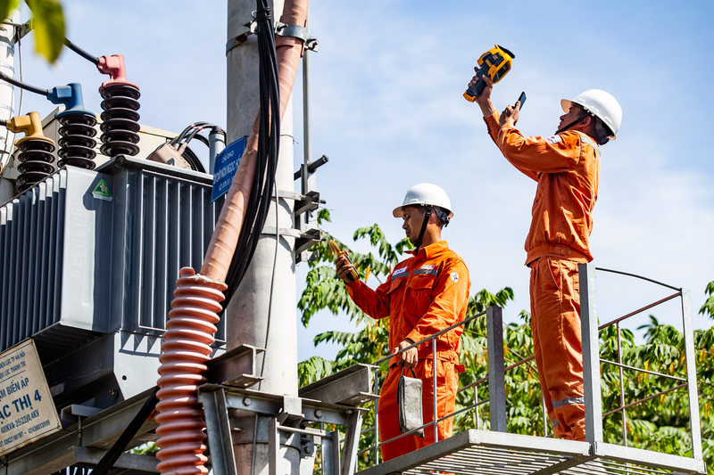 Công nhân điện lực kiểm tra, vận hành cung cấp điện. Ảnh minh họa