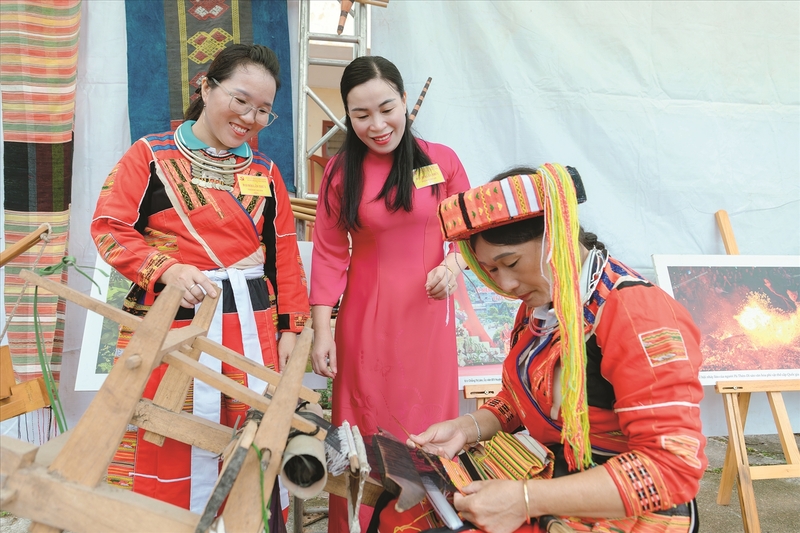 Hợp tác xã Thổ cẩm Pà Thẻn đã có bước tiến lịch sử khi ký thành công đơn hàng Liên Minh Truyền Thông Và Game Giải Trí Top 1 chính ngạch đầu tiên sang Hàn Quốc