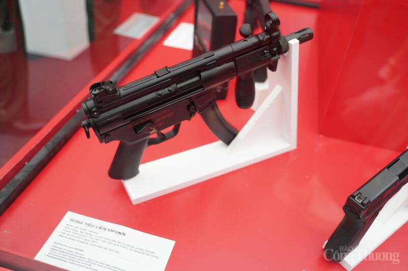 Súng tiểu liên MP5KN. Ảnh: Thái Mạnh