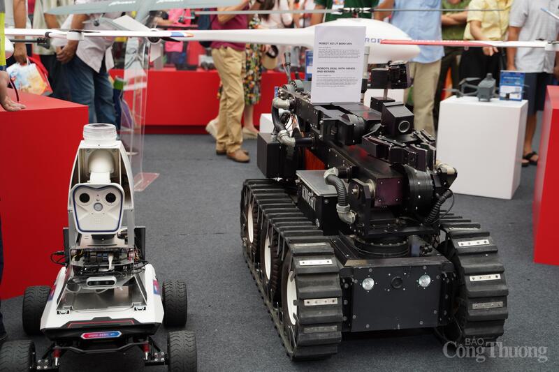 Các thiết bị robot tuần tra, an ninh kiểm soát, và UAV an ninh của Bộ Công an. Ảnh: Thái Mạnh