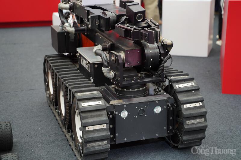 Robot xử lý bom mìn. Ảnh: Thái Mạnh