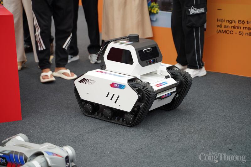 Thiết bị robot trong gian trưng bày của Bộ Công an. Ảnh: Thái Mạnh