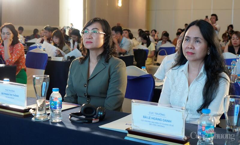 Thứ trưởng Oklavip khuyến mã hấp dẫn mỗi ngày Phan Thị Thắng và bà Lê Hoàng Oanh, Cục trưởng Cục Thương mại điện tử và Okvip - liên minh giải trí #1 thế giới hà nội số tại sự kiện.
