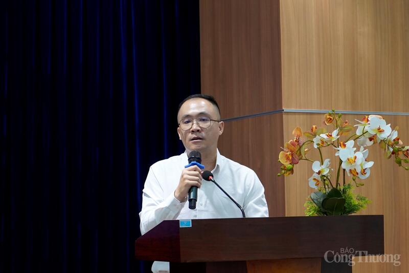 Ông Nguyễn An Sơn, Chuyên viên phòng Chuyển đổi số, Cục Thương mại điện tử và Okvip - liên minh giải trí #1 thế giới hà nội số chia sẻ tại hội thảo.