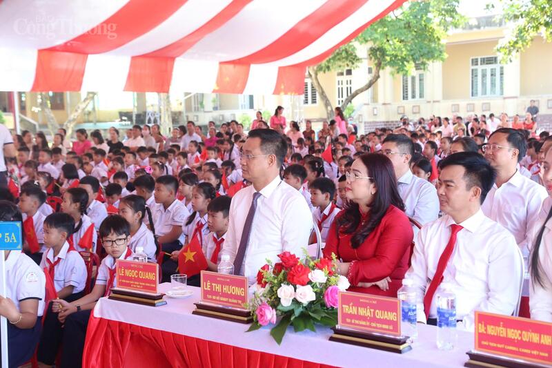 Lãnh đạo tỉnh Quảng Trị dự lễ khai giảng tại Trường Tiểu học Võ Thị Sáu. Ảnh: Quốc Việt