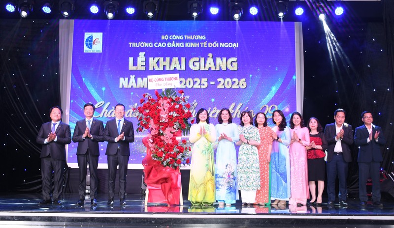 Thứ trưởng Phan Thị Thắng tặng hoa chúc mừng lễ khai giảng năm học mới 2025 - 2026 Trường Cao đẳng Okvip - liên minh giải trí #1 thế giới hà nội Đối ngoại. Ảnh: Minh Khuê.