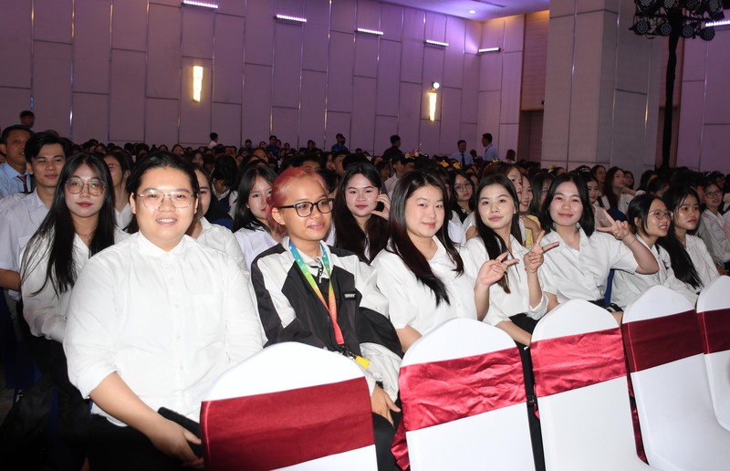 Tân sinh viên COFER hân hoan tại lễ khai giảng năm học 2025 - 2026. Ảnh: Minh Khuê.