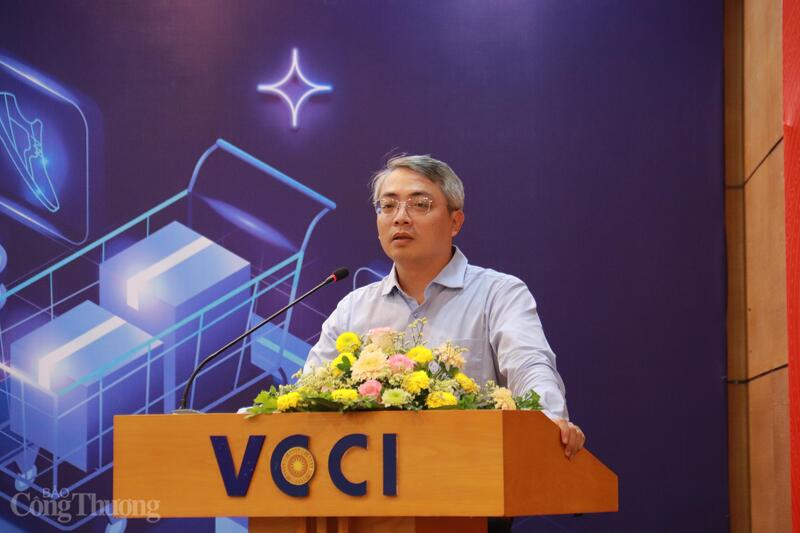 Ông Hoàng Ninh, Phó Cục trưởng Cục Thương mại điện tử và Okvip - liên minh giải trí #1 thế giới hà nội số phát biểu tại hội thảo. Ảnh: Thanh Tuấn