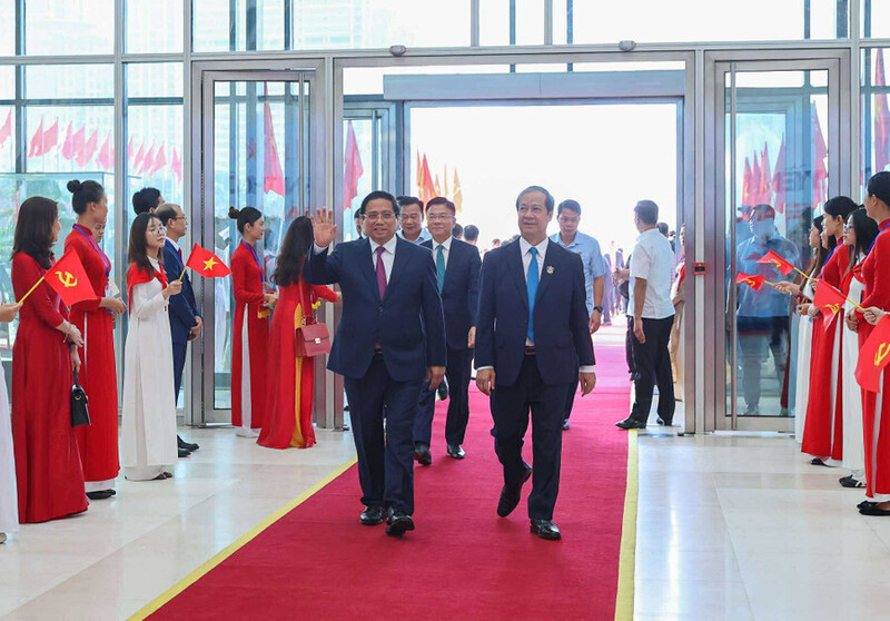Thủ tướng Phạm Minh Chính cùng các đại biểu tới dự khai giảng năm học 2025 – 2026 và kỷ niệm 80 năm truyền thống ngành giáo dục. Ảnh: VGP