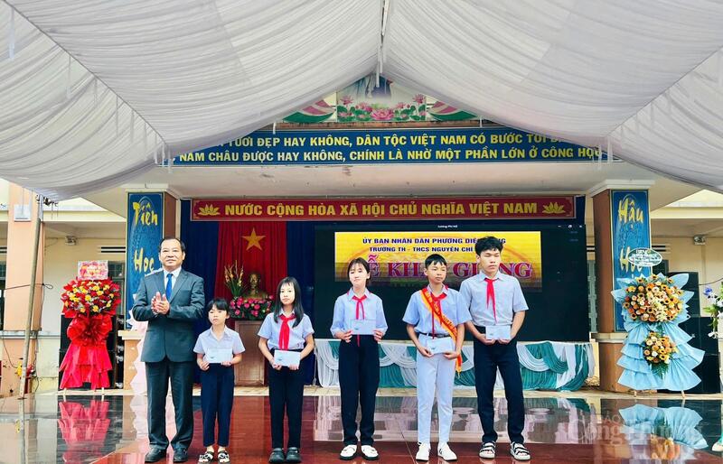 Ông Đoàn Hữu Dũng, Bí thư phường Diên Hồng trao quà cho các em học sinh của Trường TH-THCS Nguyễn Chí Thanh, phường Diên Hồng. Ảnh: Bá Bính