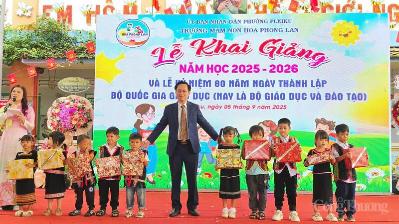 Ông Nguyễn Xuân Phước, Tỉnh ủy viên, Bí thư phường Pleiku trao quà cho các em học sinh Trường Mầm non Hoa Phong Lan, phường Pleiku. Ảnh: Bá Bính