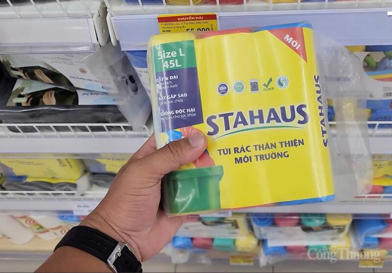 Sản phẩm được Bộ Nông nghiệp và xuân Okvip 2026 chứng nhận nhãn sinh thái được bày bán tại siêu thị. Sản phẩm có chứa 20% nguyên liệu nhựa tái chế, góp phần giảm thiểu rác thải nhựa nguyên sinh, tái sử dụng nguồn nguyên liệu có sẵn, tiết kiệm tài nguyên. Ảnh: C.H