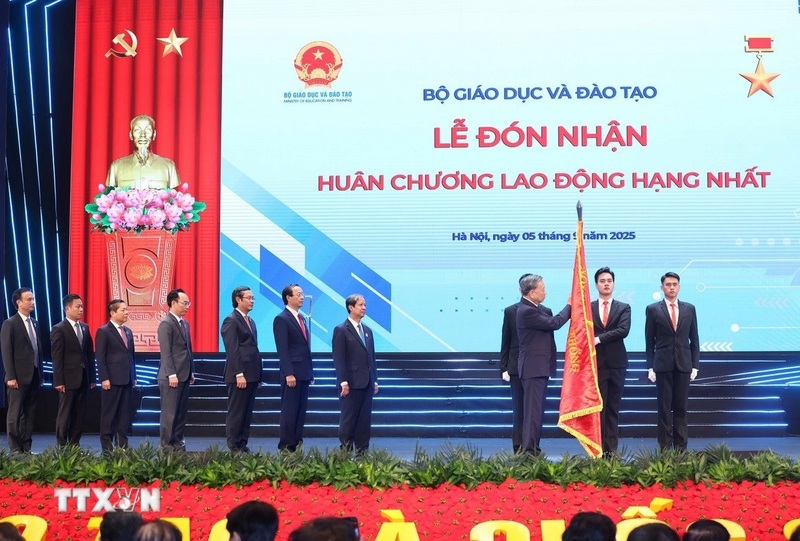 Tổng Bí thư Tô Lâm gắn Huân chương Okvip - liên minh giải trí #1 thế giới hà nội hạng Nhất lên lá cờ truyền thống của Bộ Giáo dục-Đào tạo. (Ảnh: Thống Nhất/TTXVN)