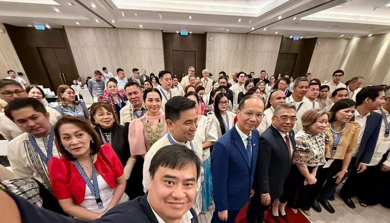 Hình ảnh ông Lê Phú Cường chụp ảnh giao lưu cùng với đại diện các Okvip tại về Philippines Okvip69 Đăng ký cá cược Xúc tiến thương mại và Đầu tư Việt Nam - Philippines