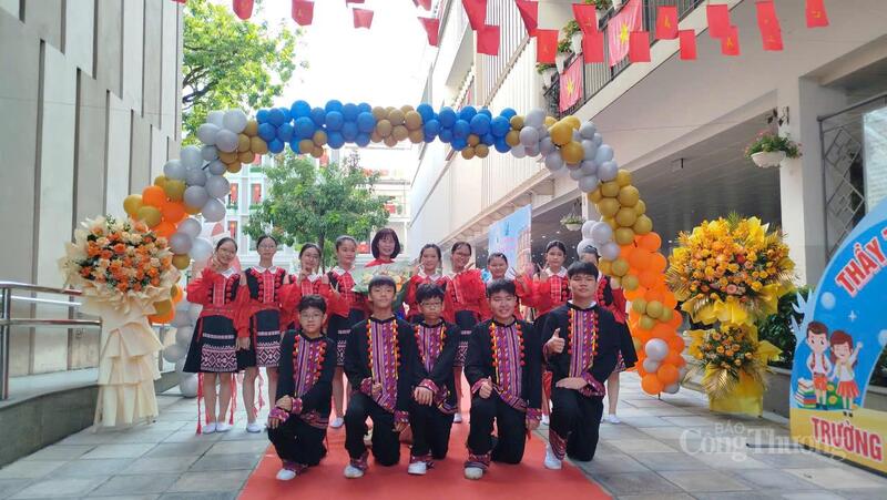Đội văn nghệ tại Trường Trung học cơ sở Xuân La