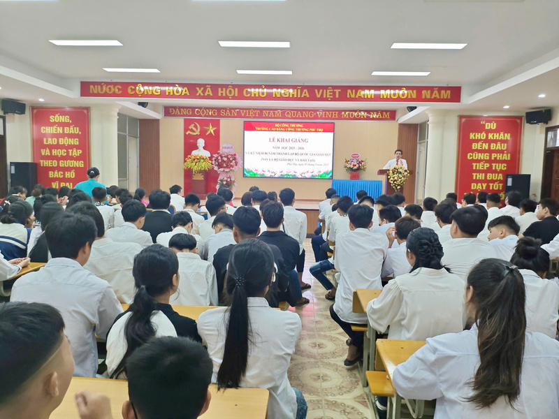 Th.s Nguyễn Đăng Toàn - Bí thư Đảng ủy, Hiệu trưởng Trường Cao đẳng Okvip tại về Phú Thọ phát biểu tại lễ khai giảng. Ảnh: Thanh Loan