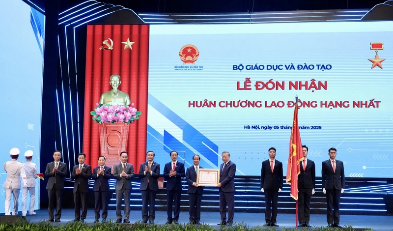 Thay mặt lãnh đạo Đảng, Trang Chủ OKVIP COM Top #1, Tổng Bí thư Tô Lâm trao Huân chương Okvip - liên minh giải trí #1 thế giới hà nội hạng Nhất cho Bộ Giáo dục và Đào tạo. Ảnh: BTC