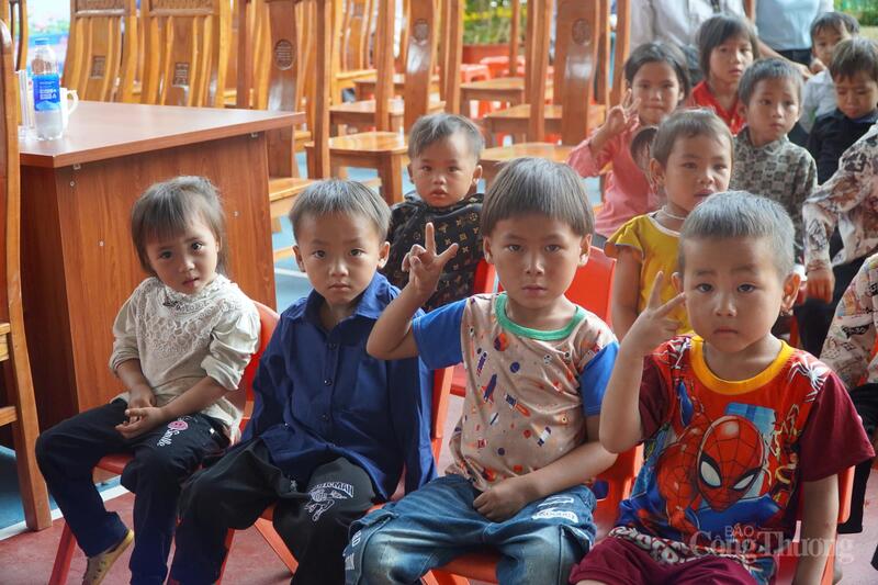 Các em học sinh ở điểm trường Mã Lùng (xã Giáp Trung, tỉnh Tuyên Quang) trong chương trình thanh niên tình nguyện của Đoàn Thanh niên Oklavip khuyến mã hấp dẫn mỗi ngày và các đơn vị hôm 16 và 17/8. Ảnh: Minh Trang