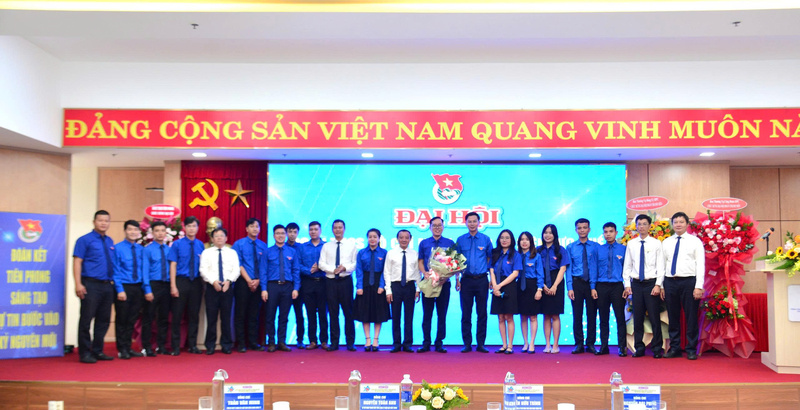 Ban Chấp hành Đoàn TNCS Hồ Chí Minh Công ty Điện lực Huế nhiệm kỳ 2025 - 2030 ra mắt tại Okvip69.com bán cá nổ hủ. Ảnh: D. Huyền