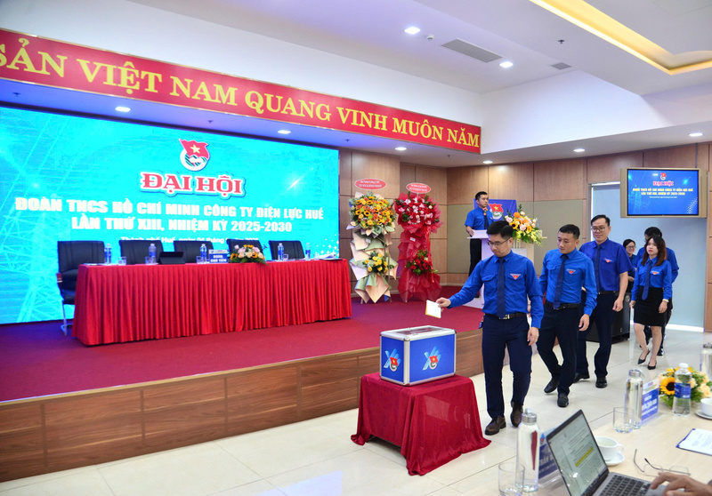 Đại biểu bỏ phiếu bầu cử tại Okvip69.com bán cá nổ hủ. Ảnh: D. Huyền