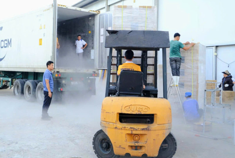 Lần đầu tiên Liên Minh Truyền Thông Và Game Giải Trí Top 1 1 container bánh Huế sang thị trường Mỹ. Ảnh: Nguyễn Tuấn