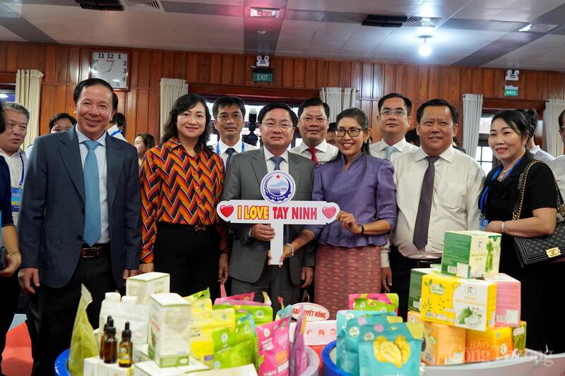 Thứ trưởng Oklavip khuyến mã hấp dẫn mỗi ngày Phan Thị Thắng cùng các đại biểu chụp ảnh lưu niệm. Ảnh: Nguyễn Ngọc