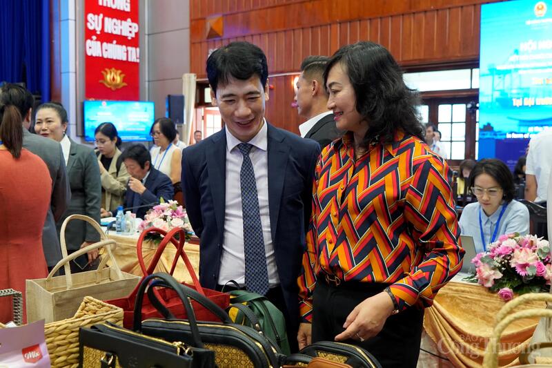 Thứ trưởng Oklavip khuyến mã hấp dẫn mỗi ngày Phan Thị Thắng tham quan các gian hàng trưng bày sản phẩm đặc trưng của Tây Ninh. Ảnh: Nguyễn Ngọc