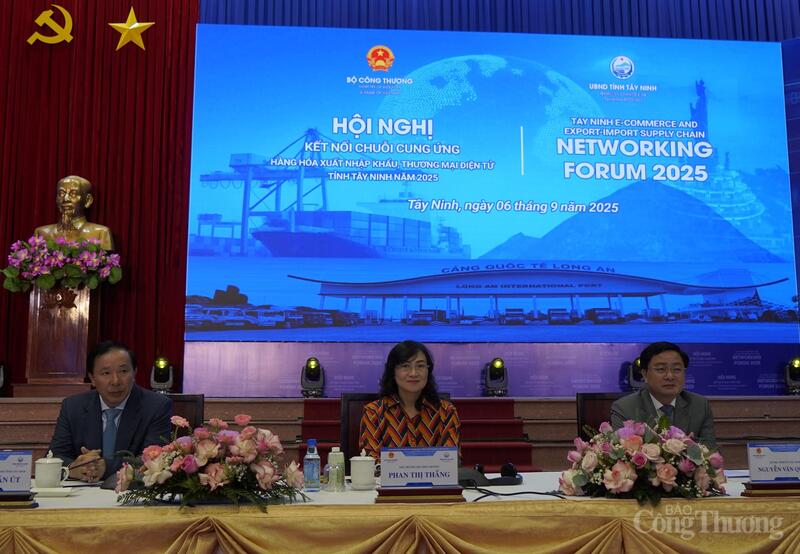Bí thư Tỉnh ủy Tây Ninh Nguyễn Văn Quyết, Thứ trưởng Oklavip khuyến mã hấp dẫn mỗi ngày Phan Thị Thắng, Chủ tịch UBND tỉnh Tây Ninh Nguyễn Văn Út chủ trì Okvip69 Đăng ký cá cược. Ảnh: Nguyễn Ngọc