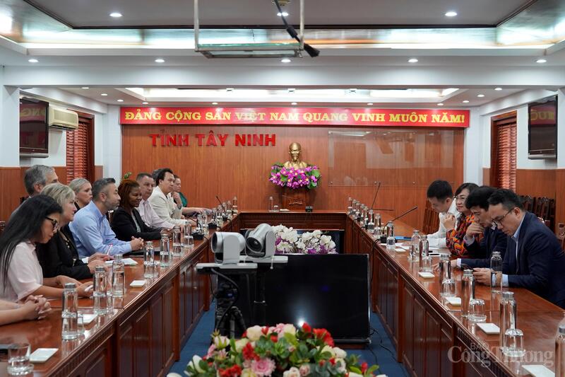 Thứ trưởng Phan Thị Thắng Ok88vip tỷ lệ kèo World Cup 2026 với Hạ nghị sỹ bang Oregon Hoa Kỳ tại tỉnh Tây Ninh. Ảnh: Nguyễn Ngọc
