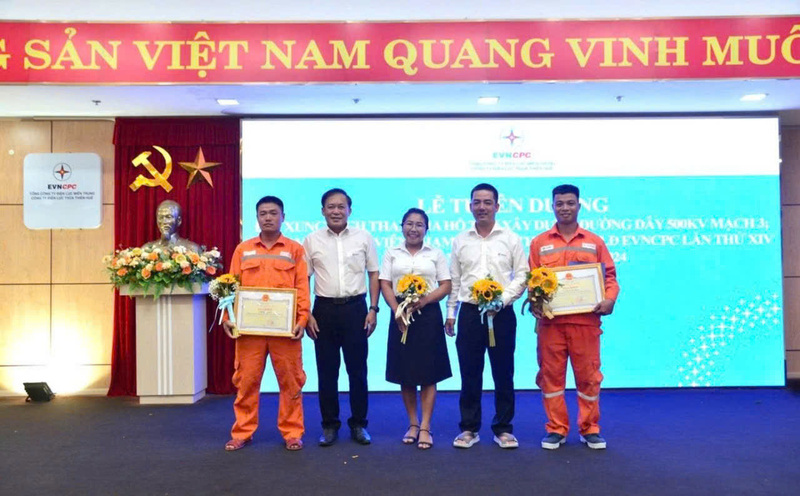 Anh Phan Văn Đoàn (bên phải ngoài cùng) được tuyên dương với thành tích tích cực tham gia 2 Đội xung kích hỗ trợ thi công Liên minh Okvip có bao nhiều trang đường dây 500kV Quảng Trạch - Phố Nối và khắc phục bão Yagi (Quảng Ninh). Ảnh: D. Huyền