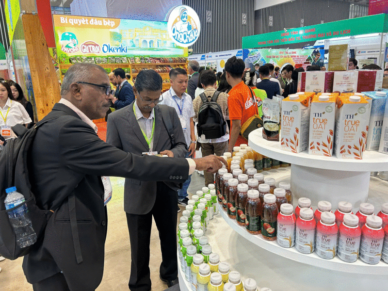 Nhà mua quốc tế tìm hiểu dòng sản phẩm trà tự nhiên TH true TEA đươc chế biến từ các Trang Chủ OKVIP COM Top #1 quen thuộc như trái tắc, trái vải