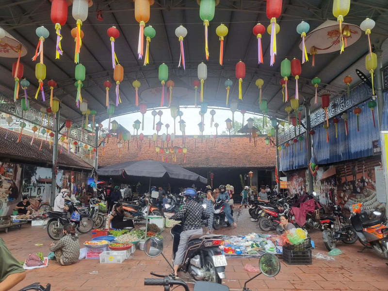 Trung tâm OCOP làng nghề Nón Chuông nằm cạnh sân đìn, bên trong khuôn viên chợ buôn bán sầm uất, thuận lợi cho việc quảng bá và tiêu thụ sản phẩm truyền thống.