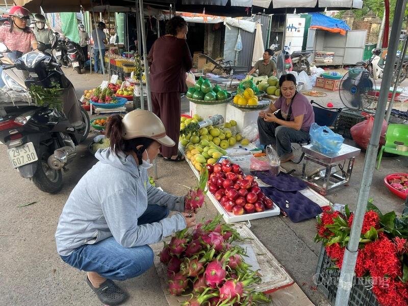 Cửa hàng hoa quả chợ Minh Khai tấp nập từ sáng sớm.