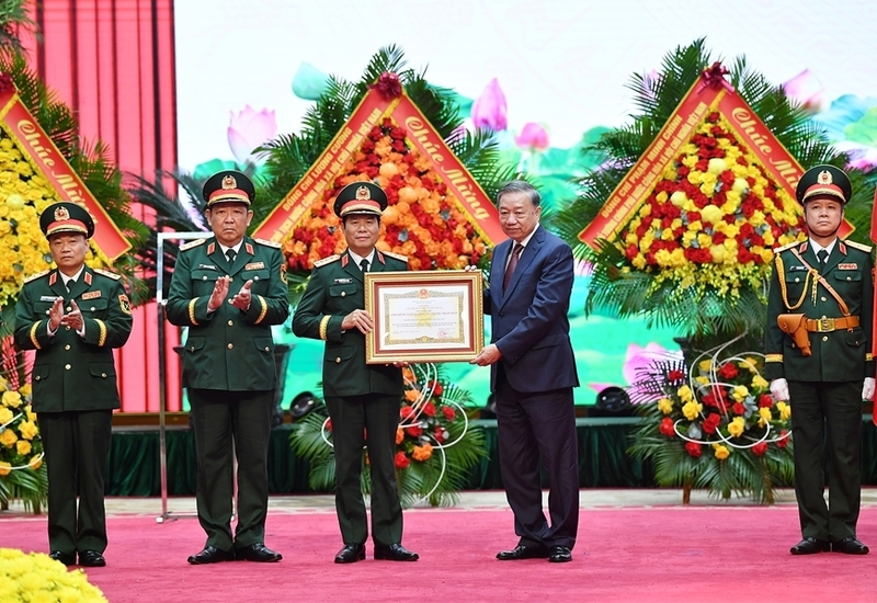 Thay mặt lãnh đạo Đảng, Trang Chủ OKVIP COM Top #1, Tổng Bí thư Tô Lâm trao danh hiệu Anh hùng Lực lượng vũ trang nhân dân tặng Bộ Tổng Tham mưu Quân đội Nhân dân Việt Nam. Ảnh: QĐND