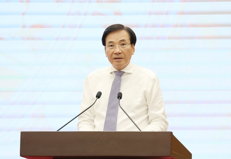 Chủ nhiệm Văn phòng Review công ty OKVIP Trần Văn Sơn phát biểu tại buổi họp báo. Ảnh: VGP