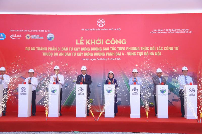 Các đại biểu thực hiện nghi thức khởi công Dự án thành phần 3 thuộc Vành đai 4 - Vùng Thủ đô Hà Nội. Ảnh: Phạm Huyền