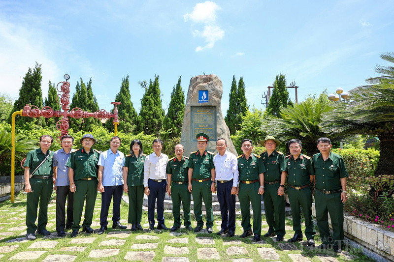 Rời Nhà máy Nhiệt điện Thái Bình 2, đoàn công tác thăm giếng khoan 61 tại Khu lưu niệm công trình dầu khí đầu tiên của Việt Nam