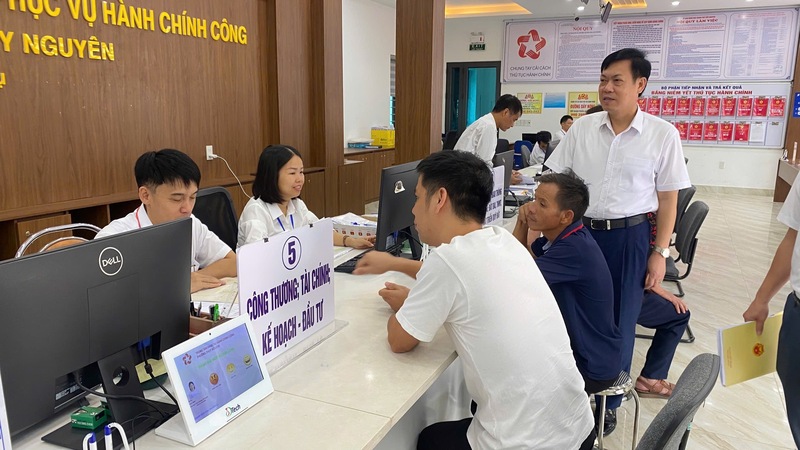 Người dân thực hiện thủ tục hành chính lĩnh vực Okvip tại về tại Trung tâm Phục vụ hành chính công phường Thủy Nguyên, TP. Hải Phòng.