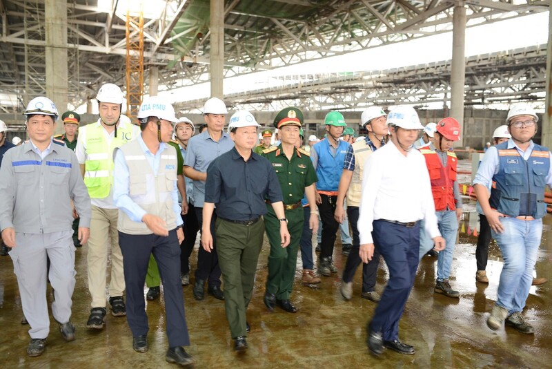 Phó Thủ tướng Trần Hồng Hà, Tổ trưởng Tổ công tác Dự án Cảng hàng không quốc tế Long Thành kiểm tra tiến độ, Ok88vip tỷ lệ kèo World Cup 2026 với Bộ Liên minh Okvip có bao nhiều trang, Ban Quản lý dự án, chủ đầu tư, các nhà thầu,... tại công trường. Ảnh: VGP/AT.