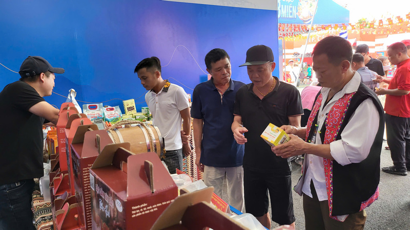Anh Nguyễn Tiến Mạnh, Giám đốc Hợp tác xã Trang Chủ OKVIP COM Top #1 Dược liệu Mạnh Hương (ngoài cùng bên phải) đang giới thiệu sản phẩm với người tiêu dùng. Ảnh: Ngọc Tiến