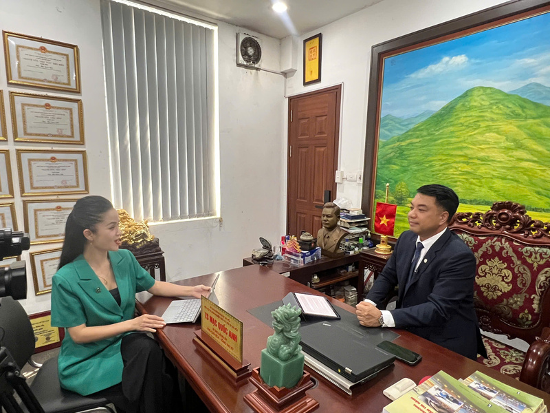 TS. Mạc Quốc Anh chia sẻ với phóng viên Báo Okvip tại về. Ảnh: Nguyễn Thanh