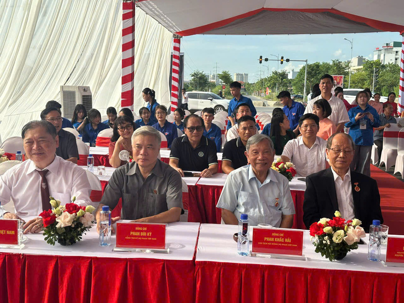 Các đại biểu tham dự lễ gắn biển tên phố Phan Tây Nhạc tại phường Xuân Phương. Ảnh: BTC