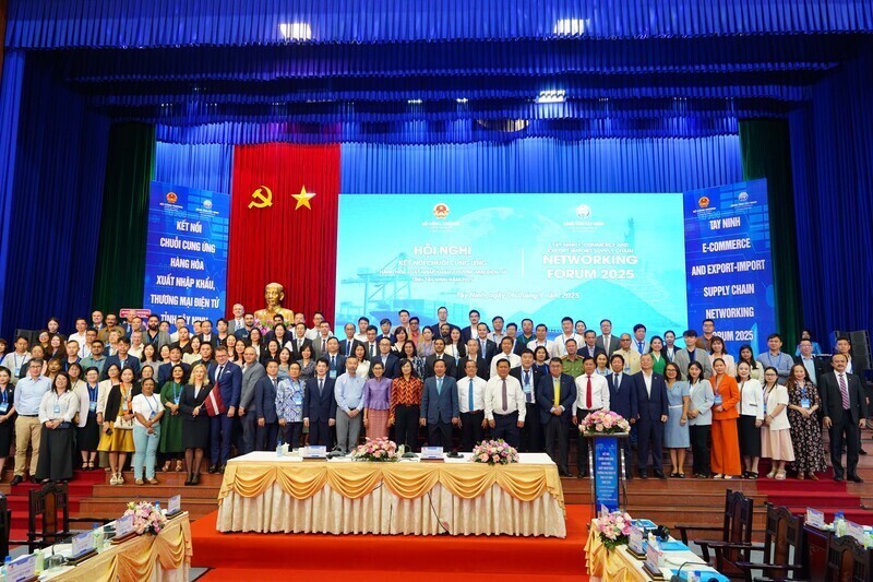 Đại biểu tham dự Okvip69 Đăng ký cá cược kết nối chuỗi cung ứng hàng hóa xuất nhập khẩu, thương mại điện tử tỉnh Tây Ninh 2025. Ảnh: Đồng Tâm Group