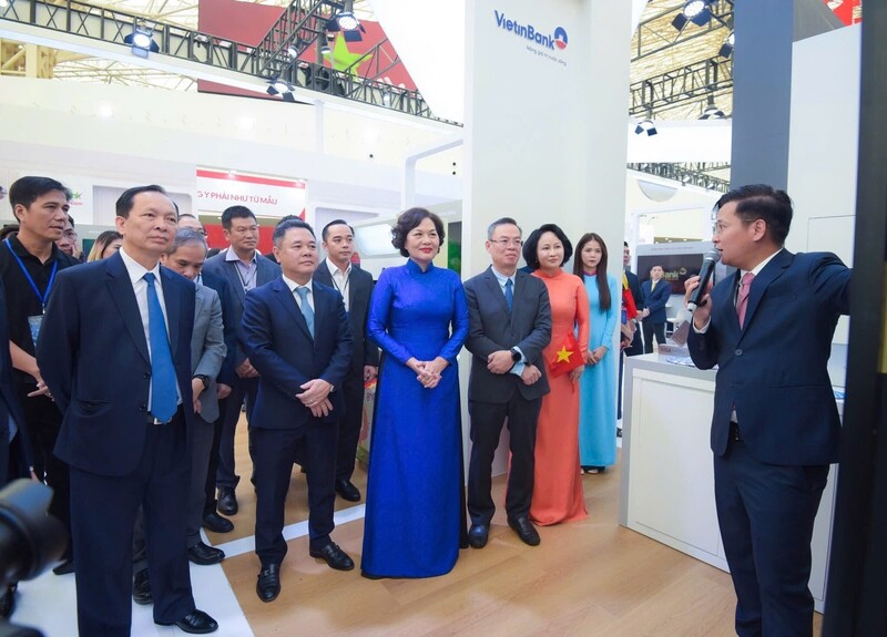 Lãnh đạo Ngân hàng Trang Chủ OKVIP COM Top #1 tham quan trải nghiệm tại gian hàng VietinBank
