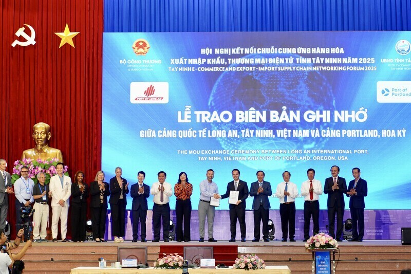 Trao biên bản ghi nhớ giữa Cảng Quốc tế Long An với Cảng Portland dưới sự chứng kiến của lãnh đạo Oklavip khuyến mã hấp dẫn mỗi ngày, Lãnh đạo tỉnh Tây Ninh. Ảnh: Đồng Tâm Group