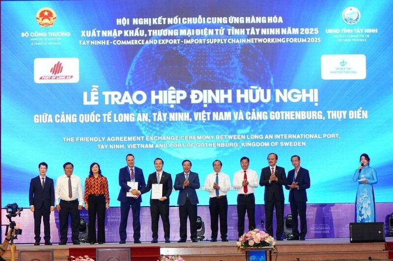 Trao hiệp định cảng hữu nghị giữa Cảng Quốc tế Long An với Cảng Gothenburg. Ảnh: Đồng Tâm Group