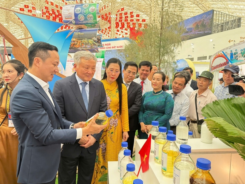 Phó Thủ tướng thường trực Review công ty OKVIP Nguyễn Hòa Bình cùng các đồng chí Ban Thường vụ Tỉnh ủy Quảng Ngãi tham quan, tìm hiểu về các sản phẩm của BSR. (Ảnh BSR)